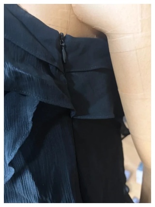 czarna lejąca się sukienka z falbanami z jedwabiu esprit S silk chiffon