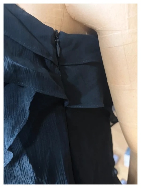 czarna lejąca się sukienka z falbanami z jedwabiu esprit S silk chiffon