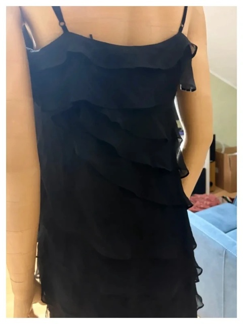 czarna lejąca się sukienka z falbanami z jedwabiu esprit S silk chiffon